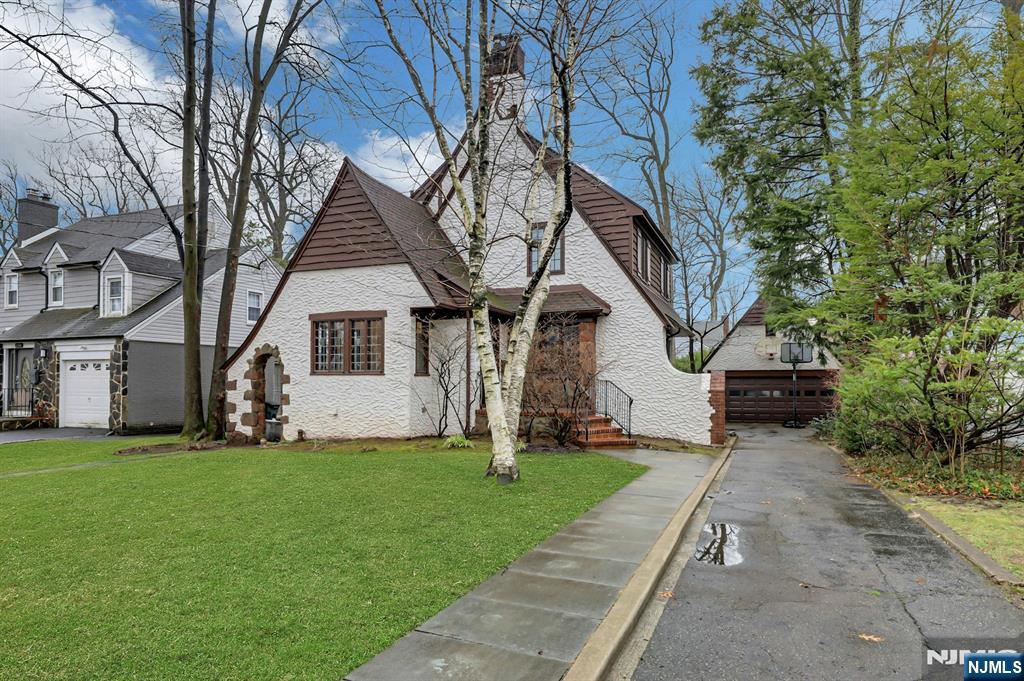 300 Churchill Road Teaneck, NJ 07666 - Photo 3 of 48