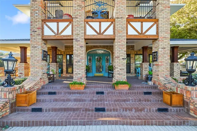 a view of entryway and hall
