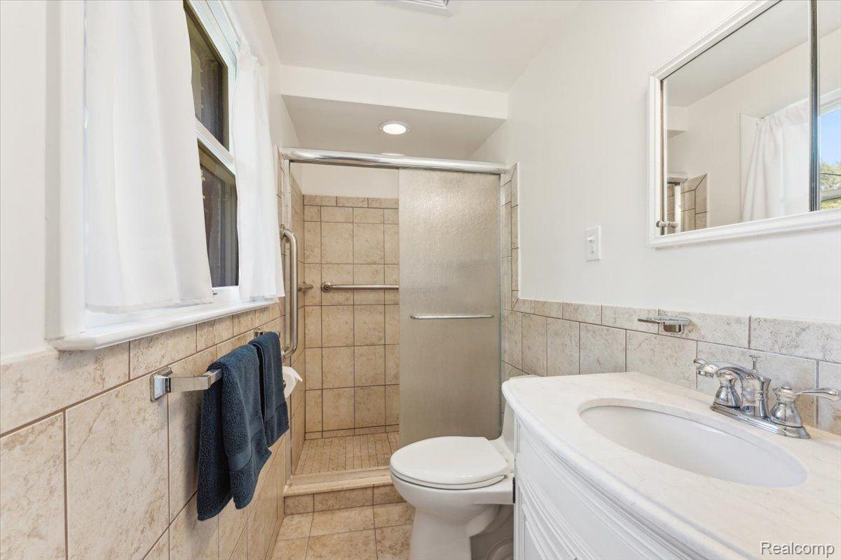20940 Thorofare Road Grosse Ile, MI 48138 - Photo 30 of 56 Ensuite