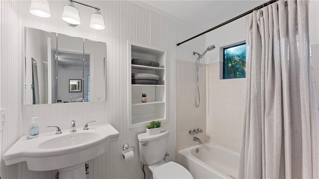 495 Ramsdale Drive Roswell, GA 30075 - Photo 16 of 32 a bathroom with a toilet a sink and a bathtub