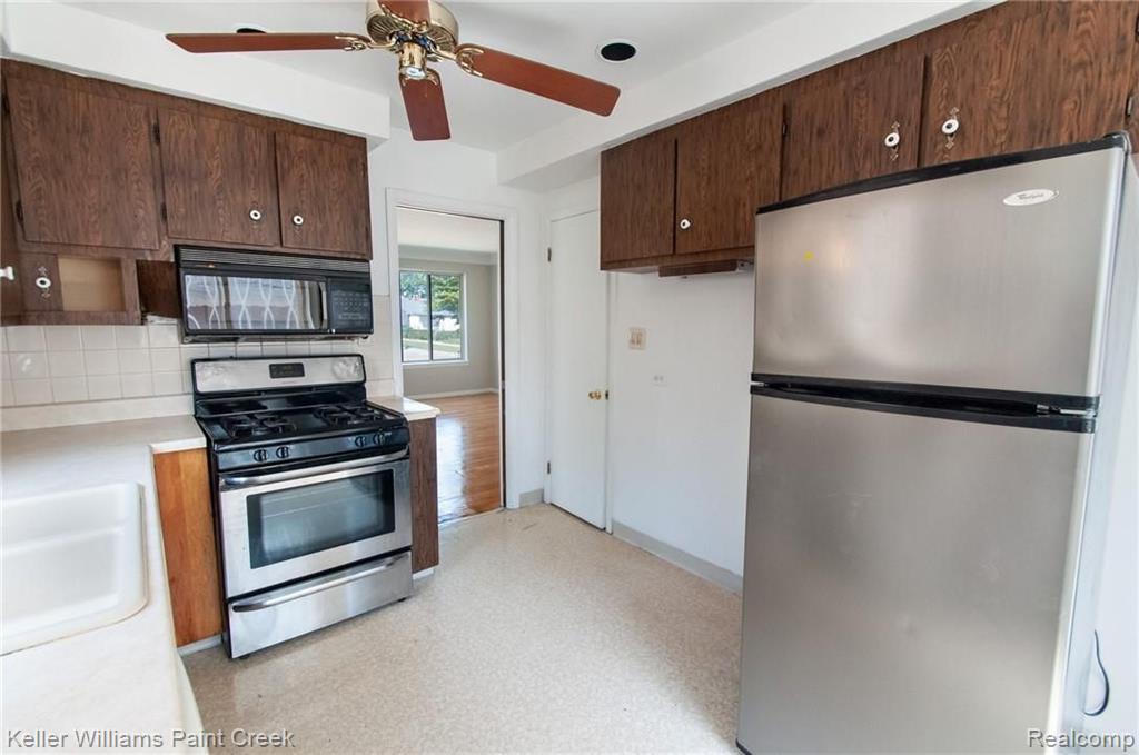 24844 Ridgecroft Avenue Eastpointe, MI 48021 - Photo 10 of 37