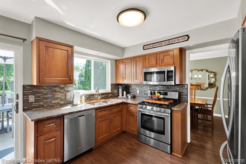 642 Whitney Drive Rochester Hills, MI 48307 - Photo 10 of 39