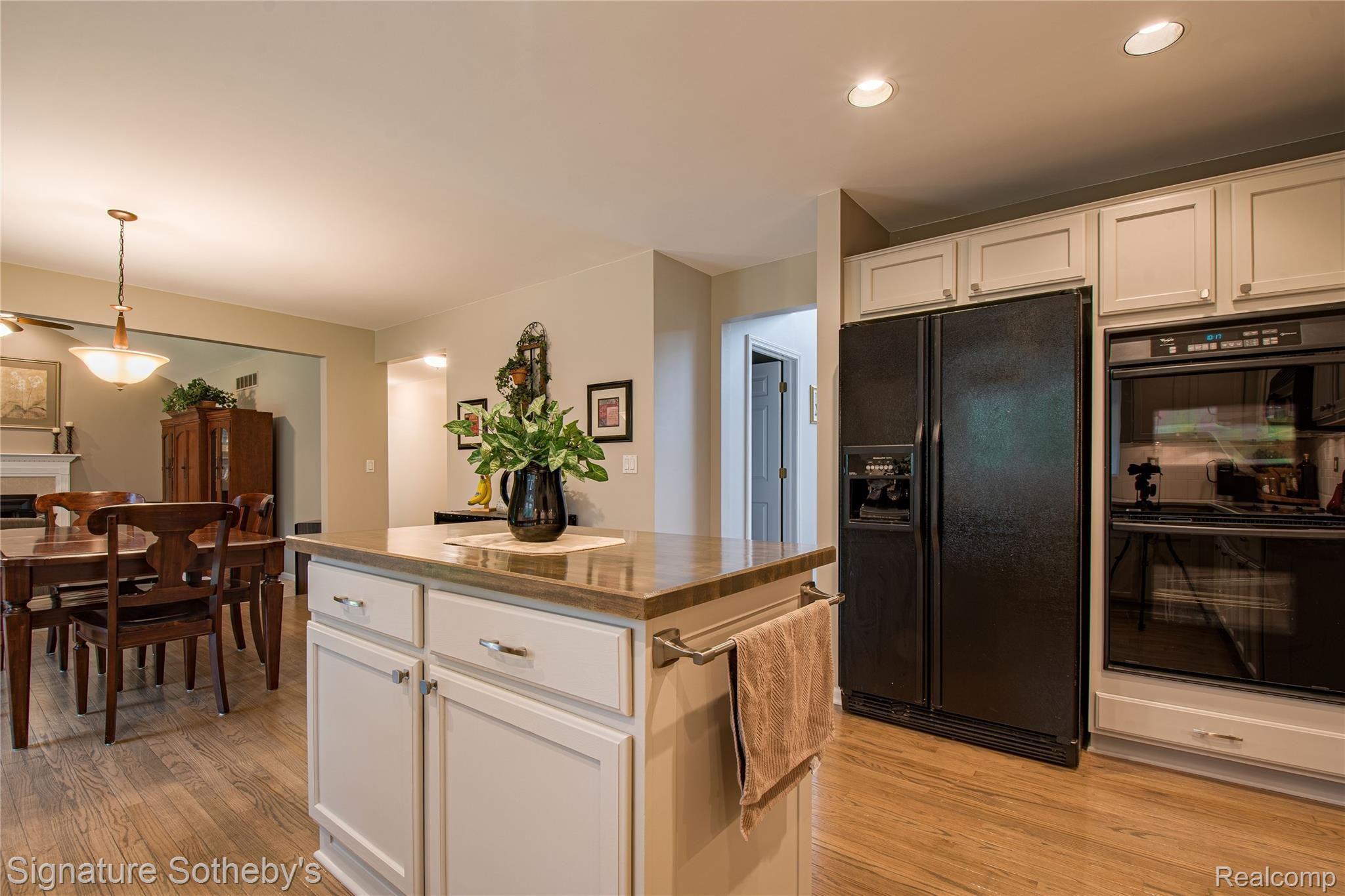 745 West Ridge Court Lake Orion, MI 48359 - Photo 6 of 44 Island capped with custom woodtop