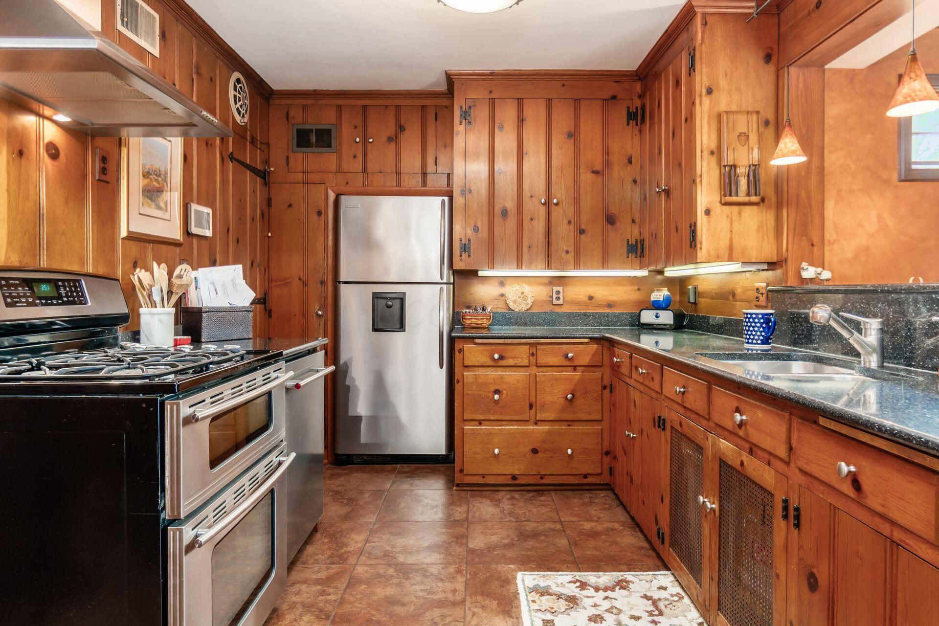 1085 Shady Lane Road Columbus, OH 43227 - Photo 23 of 121 Kitchen