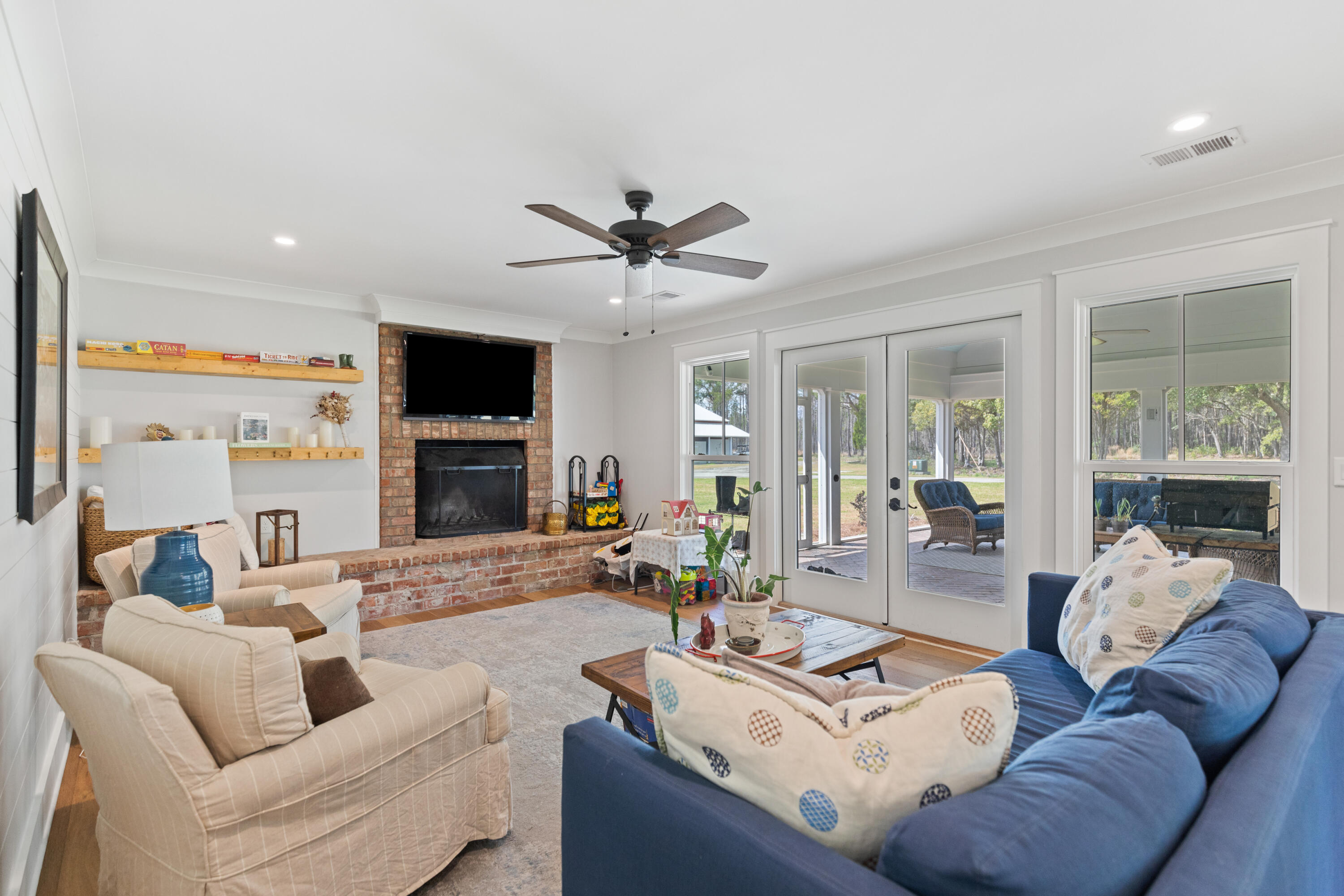 10970 Highway 17 McClellanville, SC 29458 - Photo 31 of 100 Caretaker House Living Room