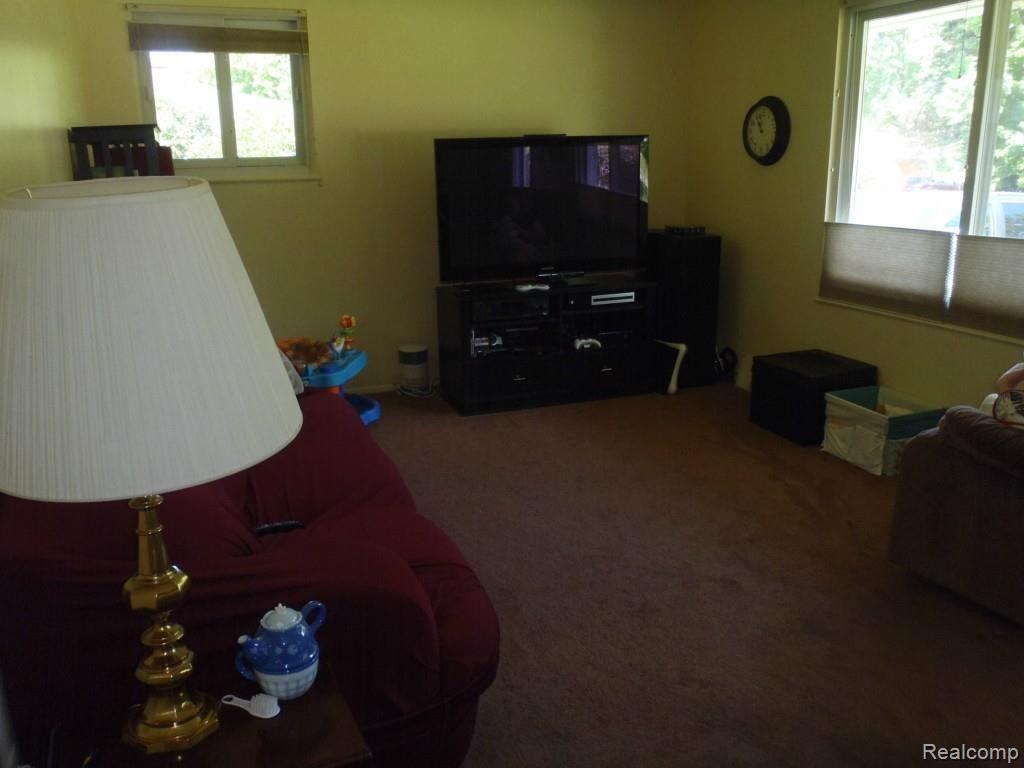 3579 Mark Road Waterford, MI 48328 - Photo 3 of 17 LIVING ROOM WITH LARGE WINDOW, LOTS OF LIGHT