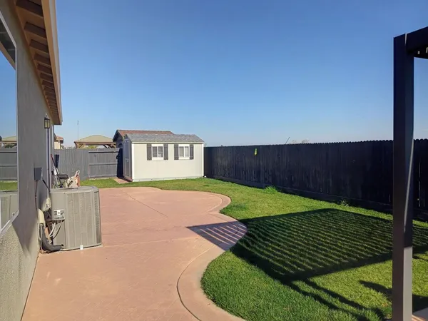 a view of a backyard