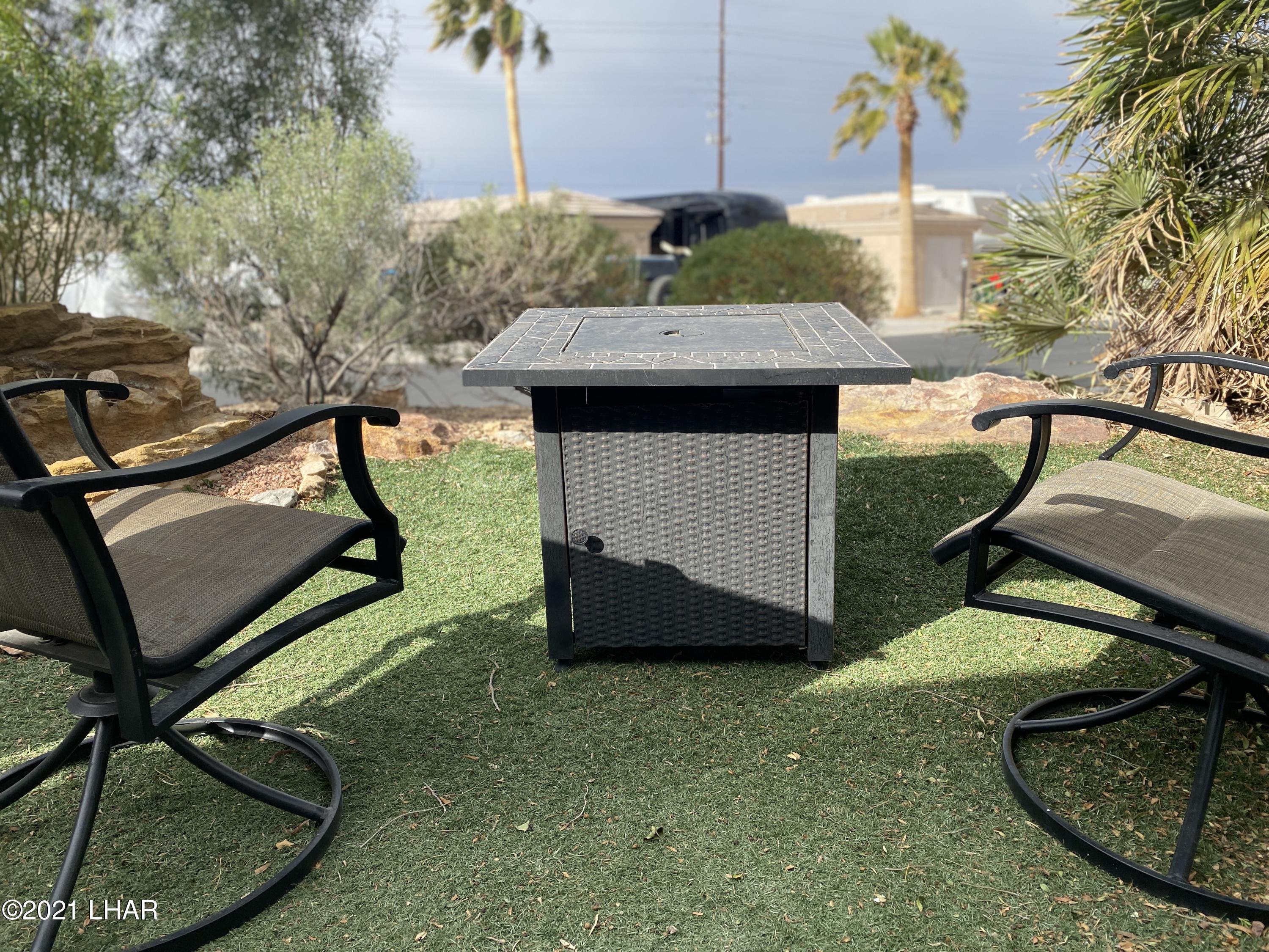 1905 Victoria Farms Road, Unit 54 Lake Havasu City, AZ 86404 - Photo 18 of 22 a view of a backyard with sitting area