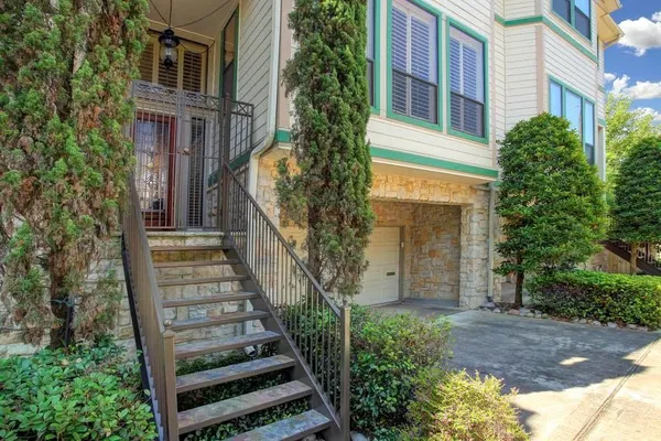 a view of a house with backyard and trees