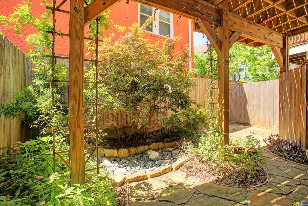 1333 Fairview Street Houston, TX 77006 - Photo 27 of 27 a view of a back yard of the house