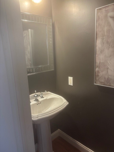 1333 Fairview Street Houston, TX 77006 - Photo 9 of 27 a bathroom with a sink and a mirror