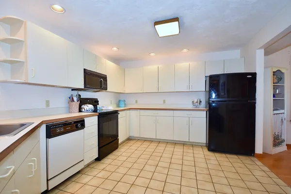 $2,400 | 28 Woodbury Street, Unit 28, Wareham, MA 02532