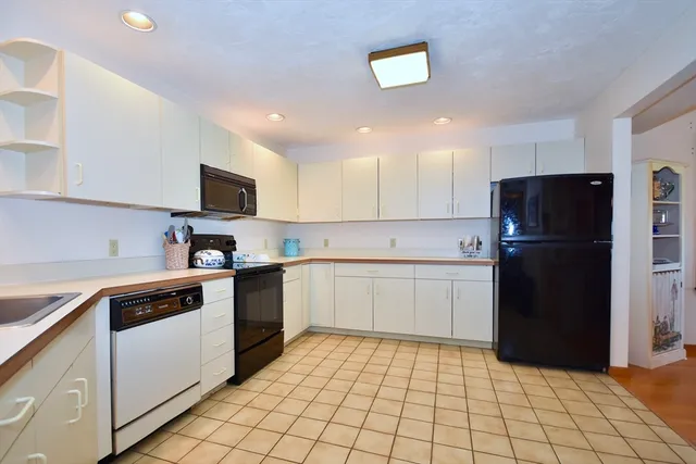 $2,400 | 28 Woodbury Street, Unit 28, Wareham, MA 02532