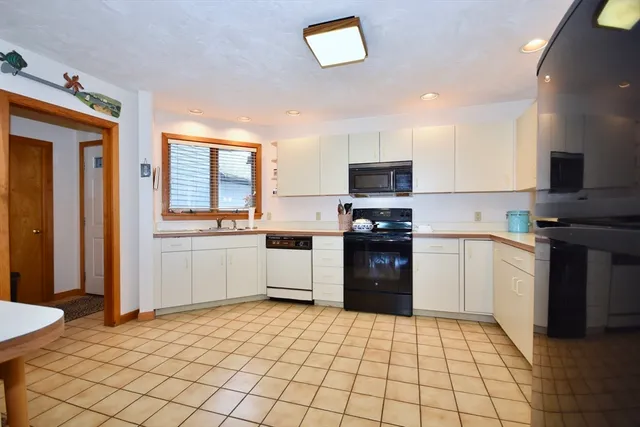 $2,400 | 28 Woodbury Street, Unit 28, Wareham, MA 02532