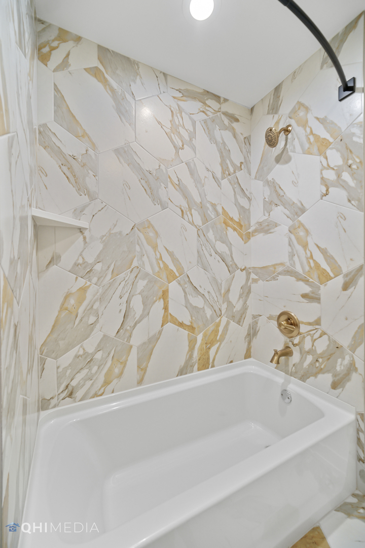 1801 Orchard Road Wheaton, IL 60189 - Photo 19 of 41 a bathroom with a bathtub