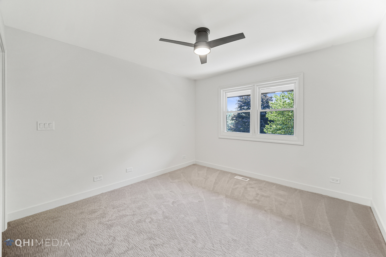 1801 Orchard Road Wheaton, IL 60189 - Photo 23 of 41 an empty room with a window
