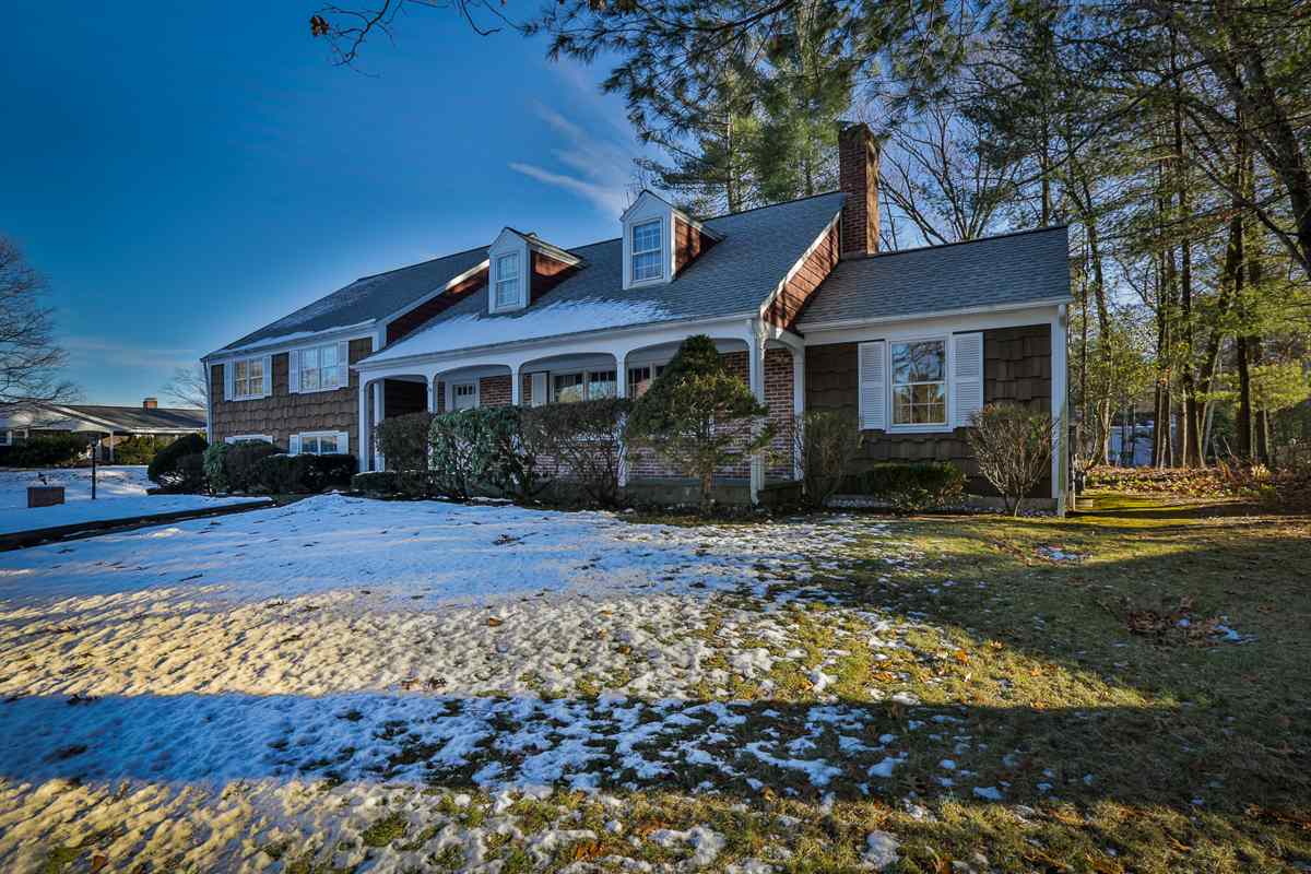61 Farmington Road Nashua, NH 03060 - Photo 2 of 35