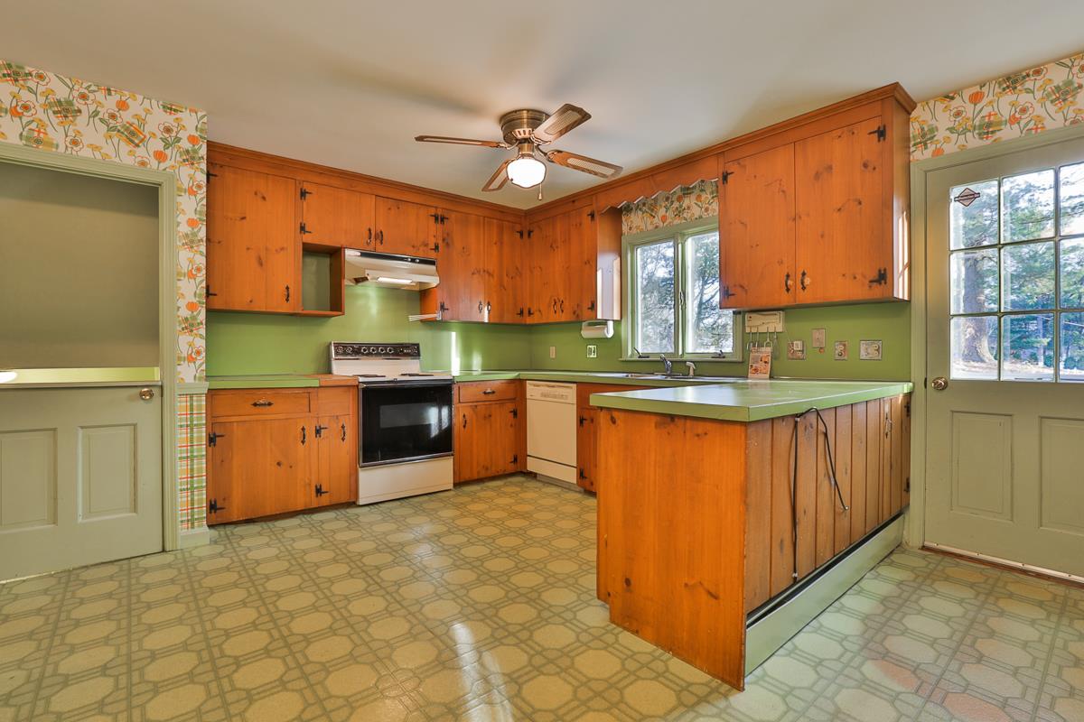 61 Farmington Road Nashua, NH 03060 - Photo 16 of 35