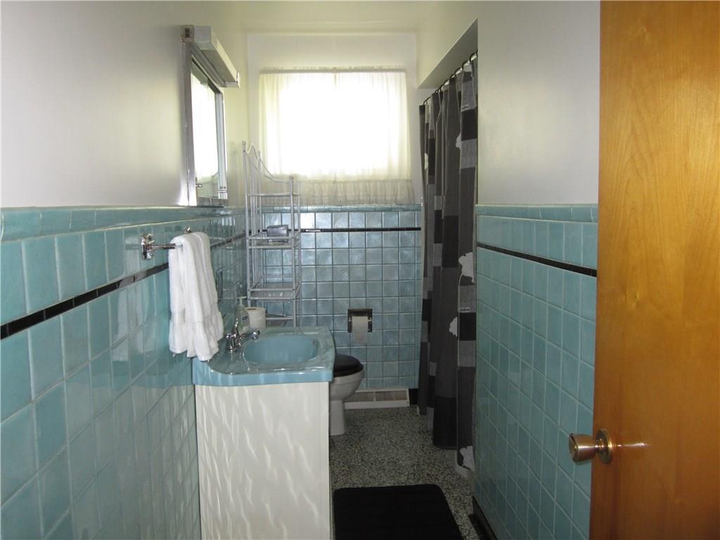 180 Walnut Ridge Road Charleroi, PA 15022 - Photo 11 of 25 Full bath with built-in tub & shower.