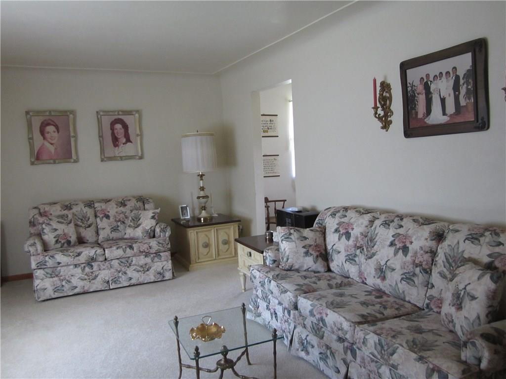 180 Walnut Ridge Road Charleroi, PA 15022 - Photo 8 of 25 Spacious livingroom.