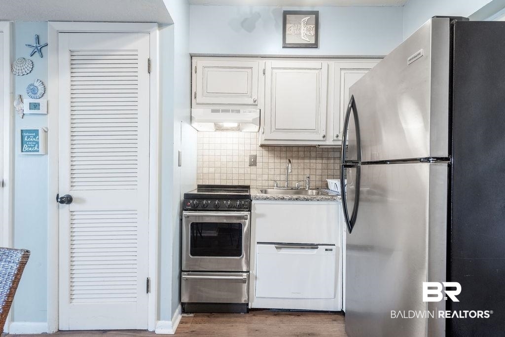 375 Plantation Road, Unit 5502 Gulf Shores, AL 36542 - Photo 7 of 27 The compact, yet spacious fully functioning kitchen is fully stocked with all items needed for meal prepping.