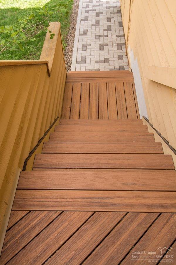 17772 West Core Road Sunriver, OR 97707 - Photo 16 of 24 Entry stairway detail.