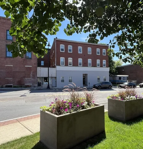 a view of a sitting area with back yard
