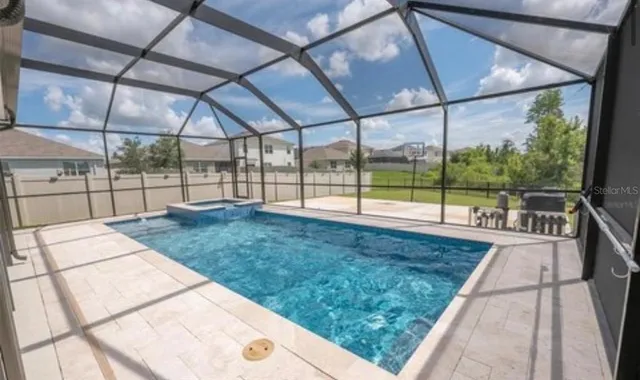 a view of a backyard