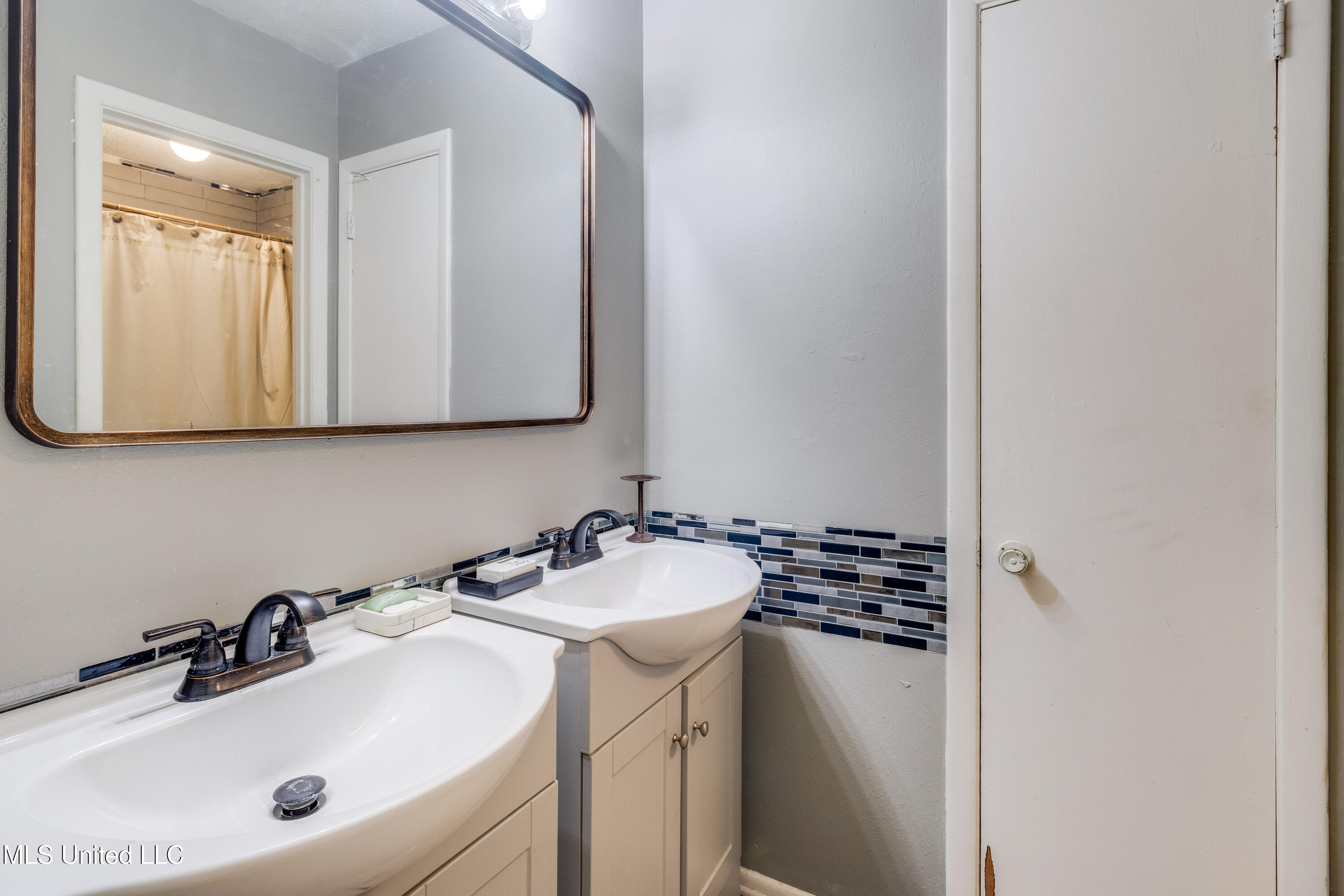 15820 Big Ridge Road Biloxi, MS 39532 - Photo 9 of 16 Hallway Bathroom ( Full Bath)