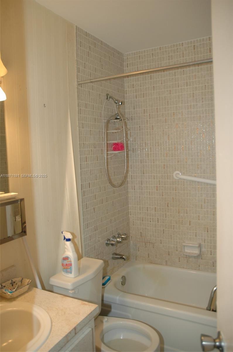 5300 Washington Street, Unit Q307 Hollywood, FL 33021 - Photo 15 of 21 a bathroom with a sink and a bathtub