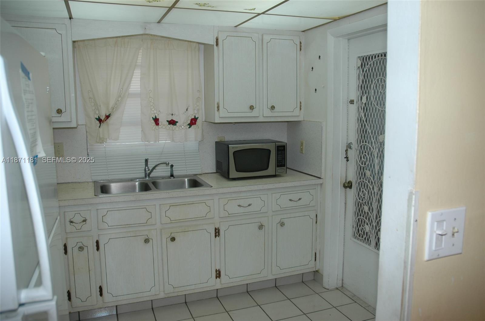 5300 Washington Street, Unit Q307 Hollywood, FL 33021 - Photo 5 of 21 a bathroom with a sink and a mirror