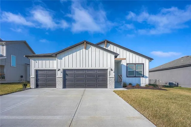 $425,000 | 3212 Southwest Arboridge Drive, Lee's Summit, MO 64082