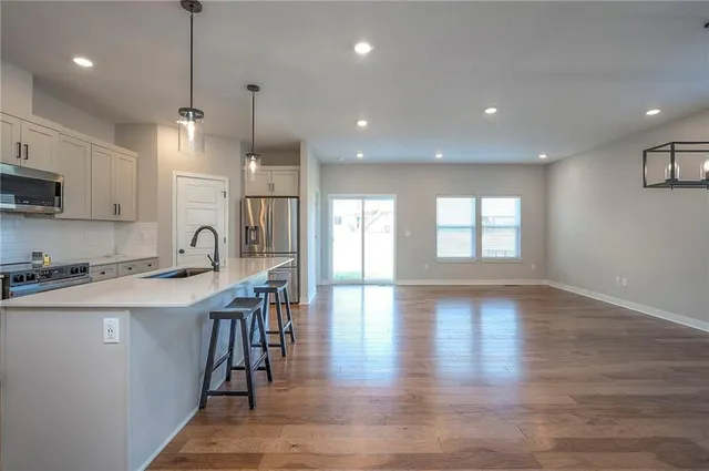 $425,000 | 3212 Southwest Arboridge Drive, Lee's Summit, MO 64082