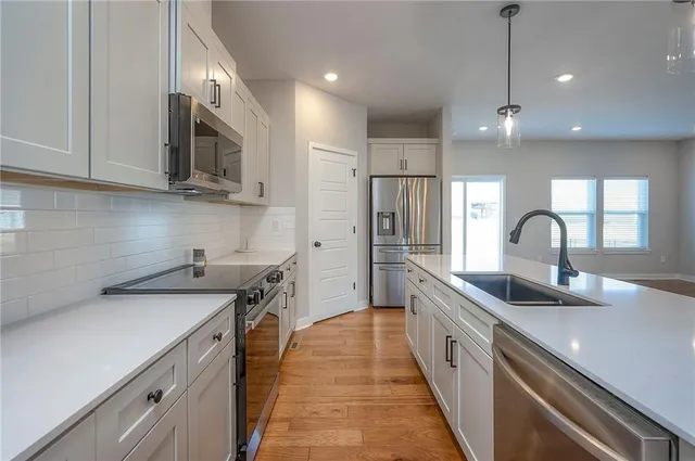 $425,000 | 3212 Southwest Arboridge Drive, Lee's Summit, MO 64082