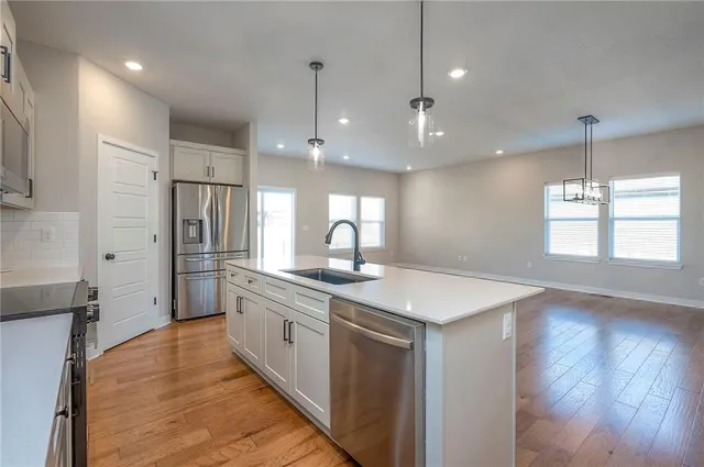 $425,000 | 3212 Southwest Arboridge Drive, Lee's Summit, MO 64082