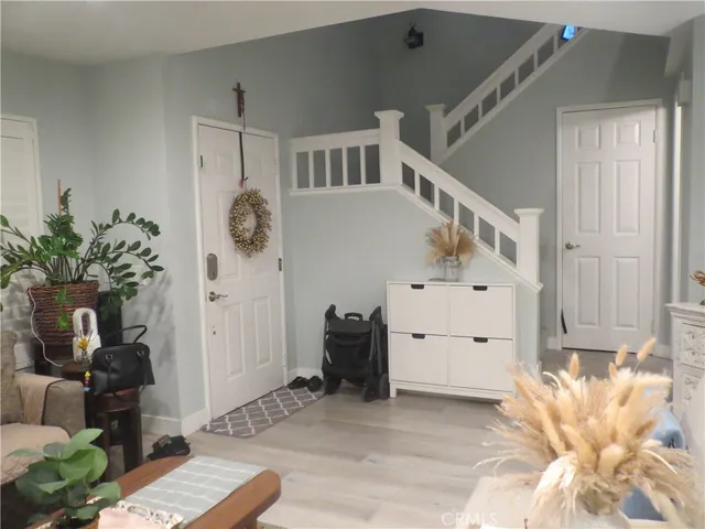 a view of entryway with a workspace