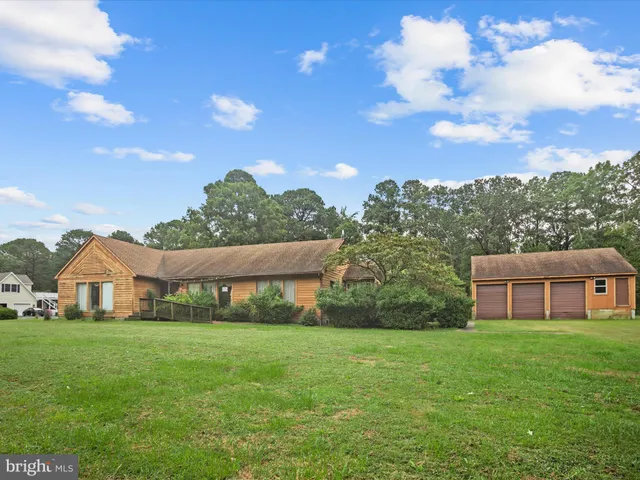 a view of a house with backyard and garden