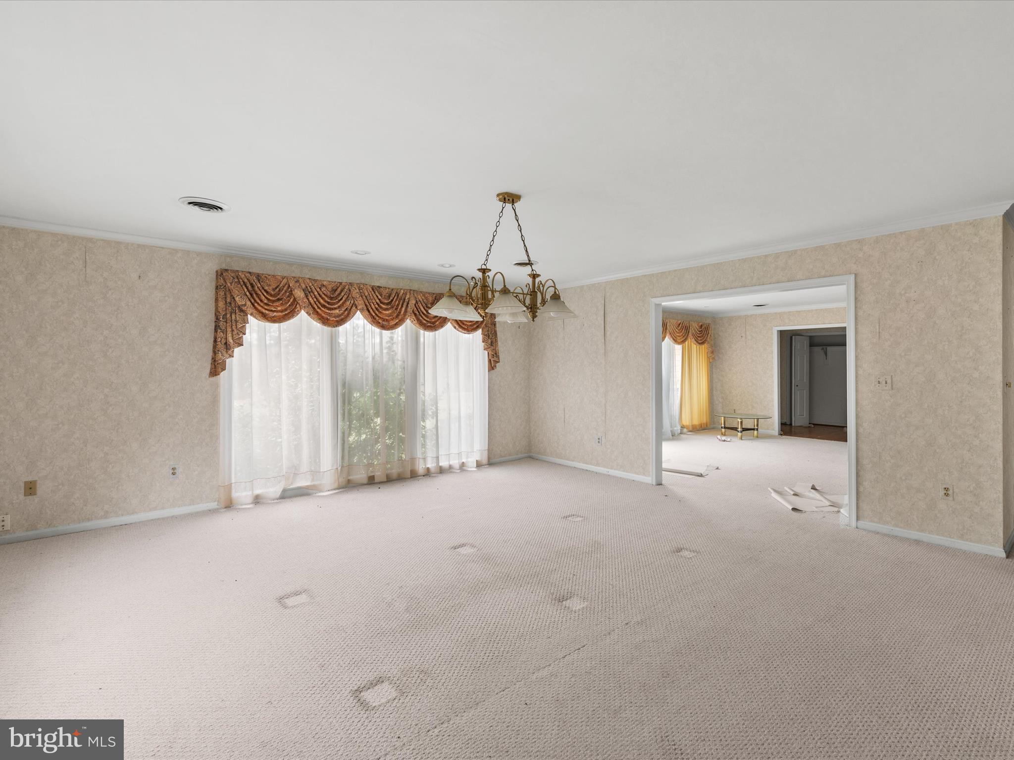 935 Susquehanna Road Madison, MD 21648 - Photo 10 of 42 en empty room with windows and a ceiling fan