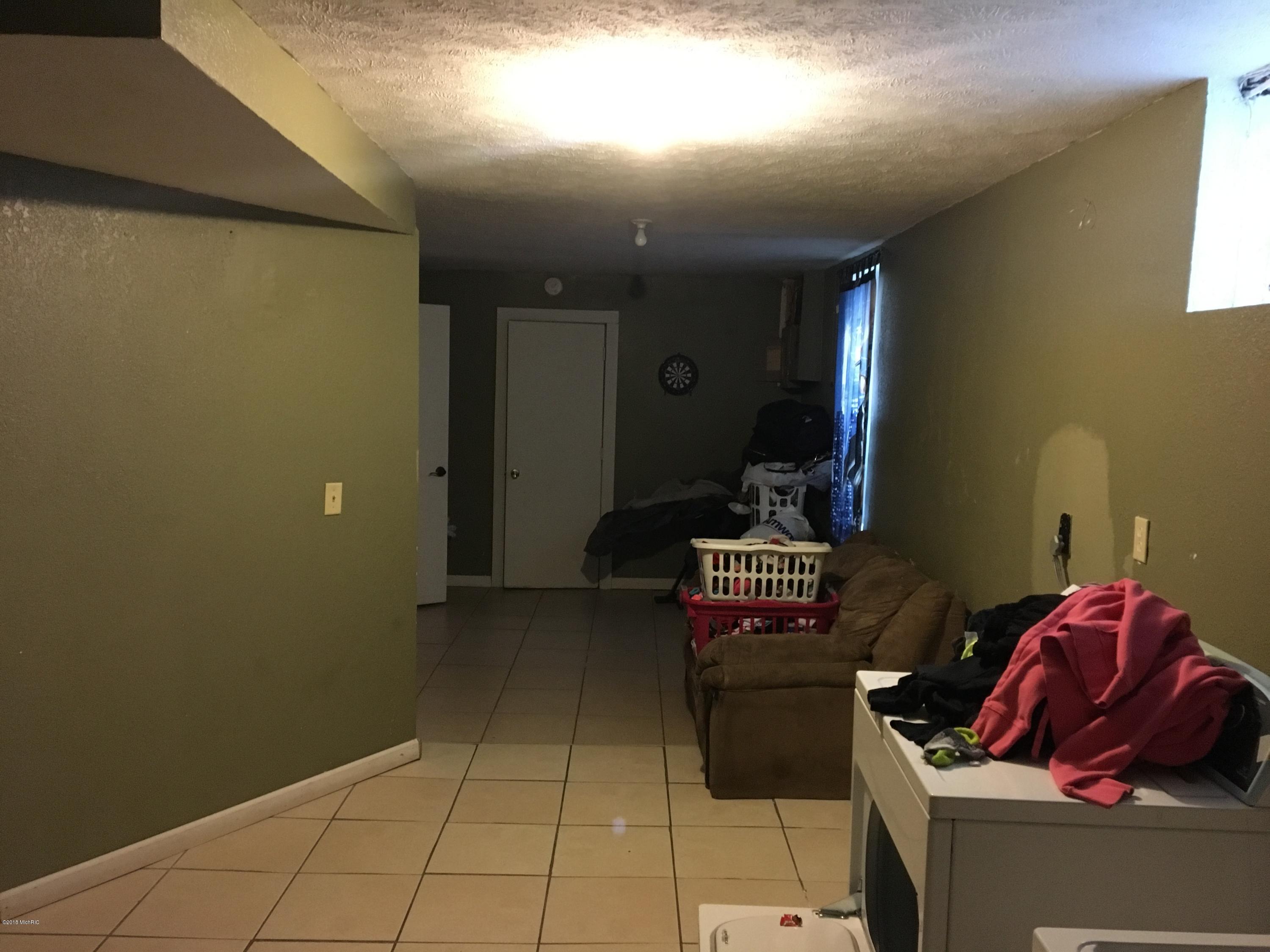 1052 Rathbone Street Southwest Wyoming, MI 49509 - Photo 9 of 17 IMG_1131