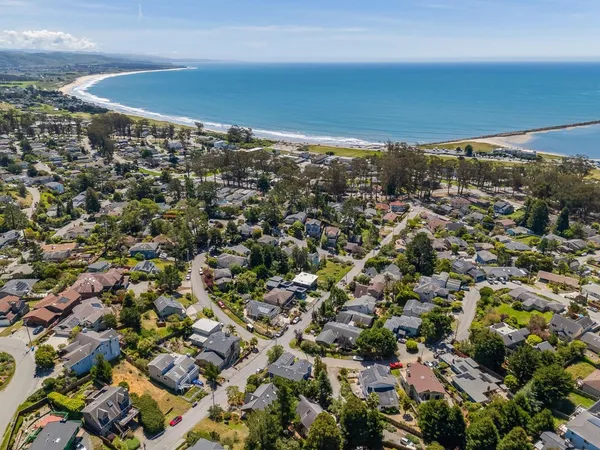 $1,549,000 | 401 Avenue Del Oro, El Granada, CA 94019