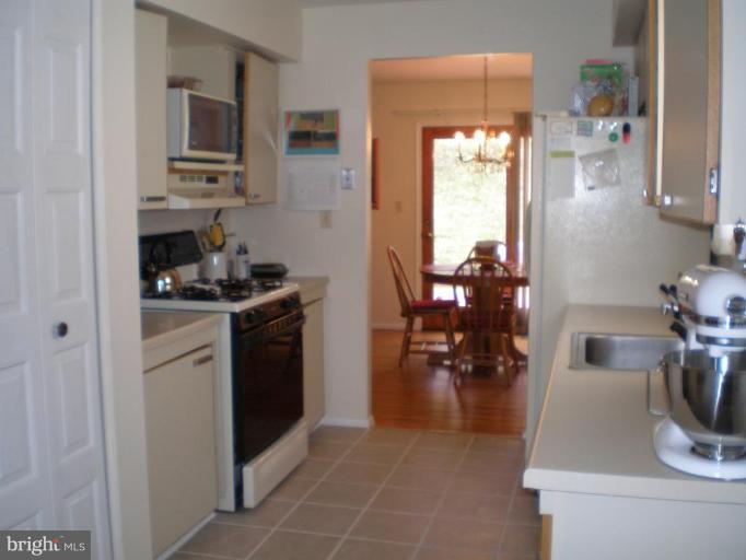 8600 Snowden Loop Laurel, MD 20708 - Photo 8 of 14 Kitchen - plenty of space for home cooked meals!