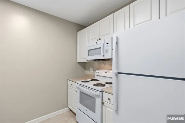 $2,455 | 905 River Road, Unit 328, Edgewater, NJ 07020