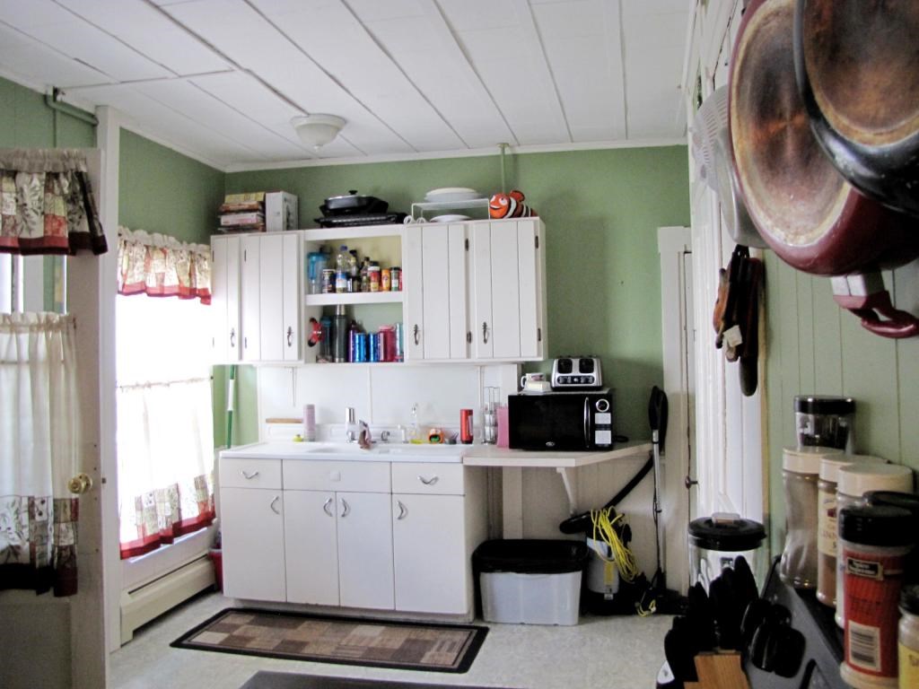 124 Atkinson Street Rockingham, VT 05101 - Photo 5 of 35