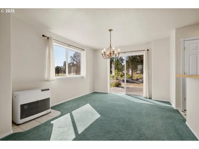 a view of livingroom with furniture