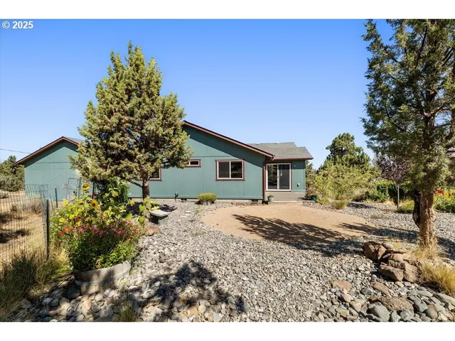 a view of house and outdoor space