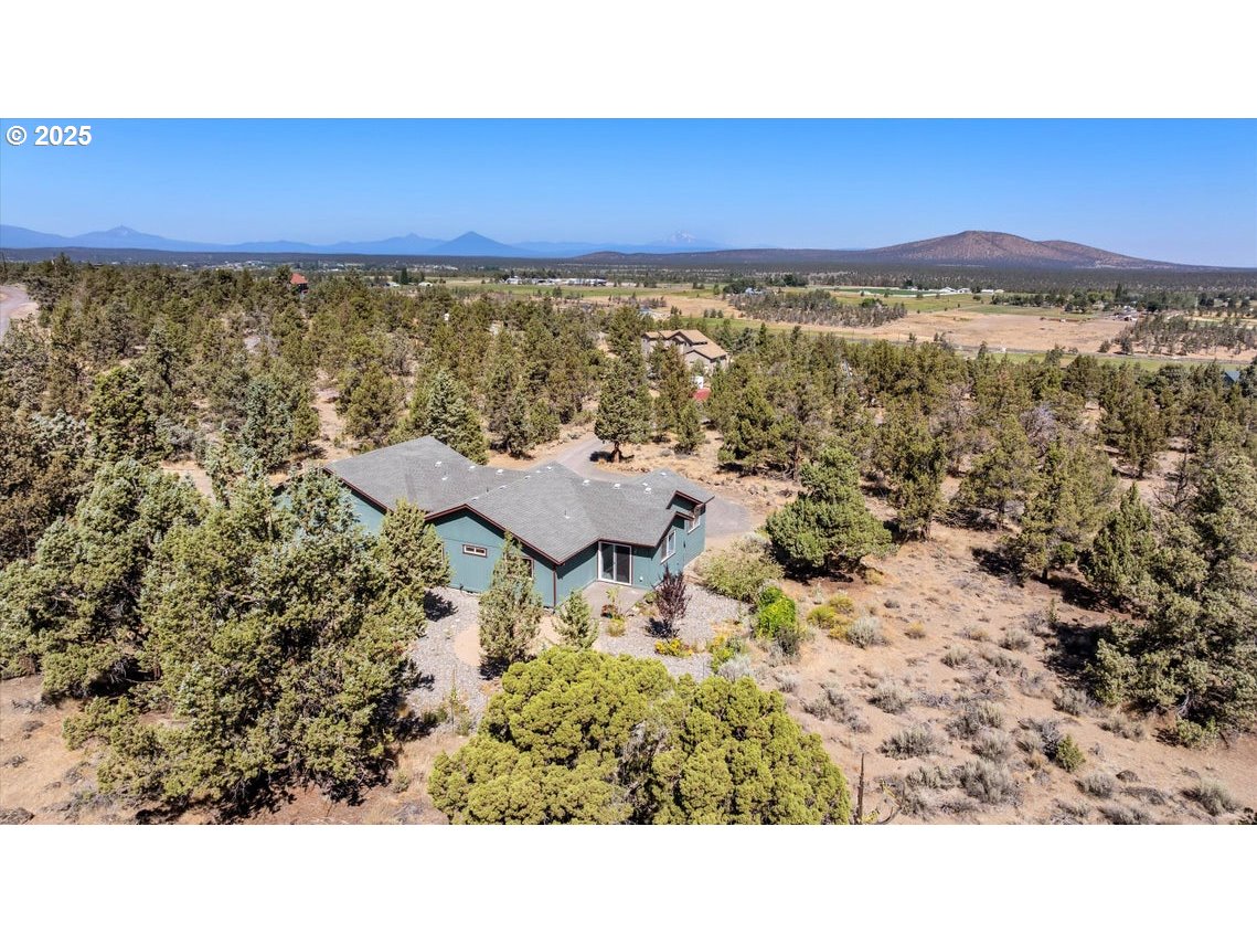 21085 Arid Avenue Bend, OR 97703 - Photo 38 of 45