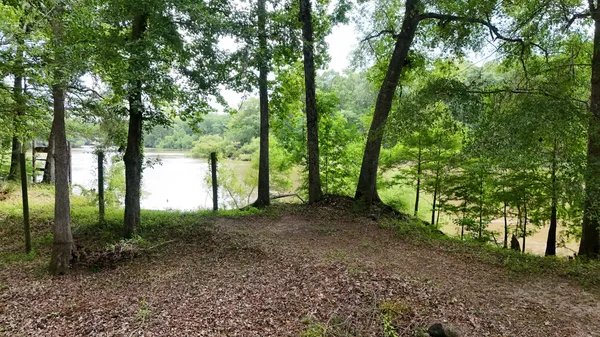 a view of a house with backyard