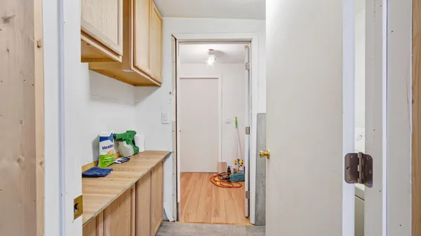 a bed room with a bed and a closet