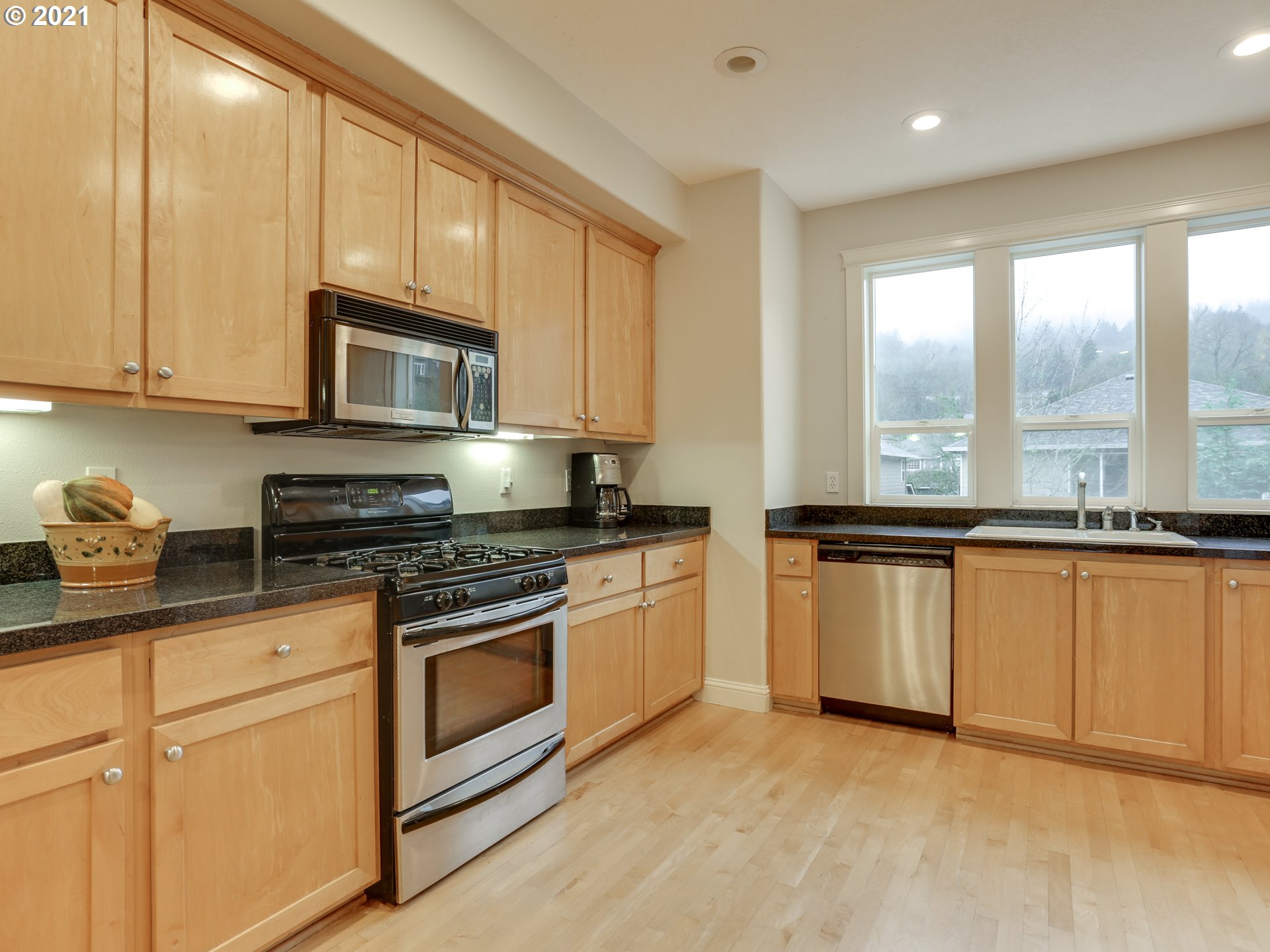 4808 Southwest View Point Terrace Portland, OR 97239 - Photo 14 of 31 Gallery Image 14