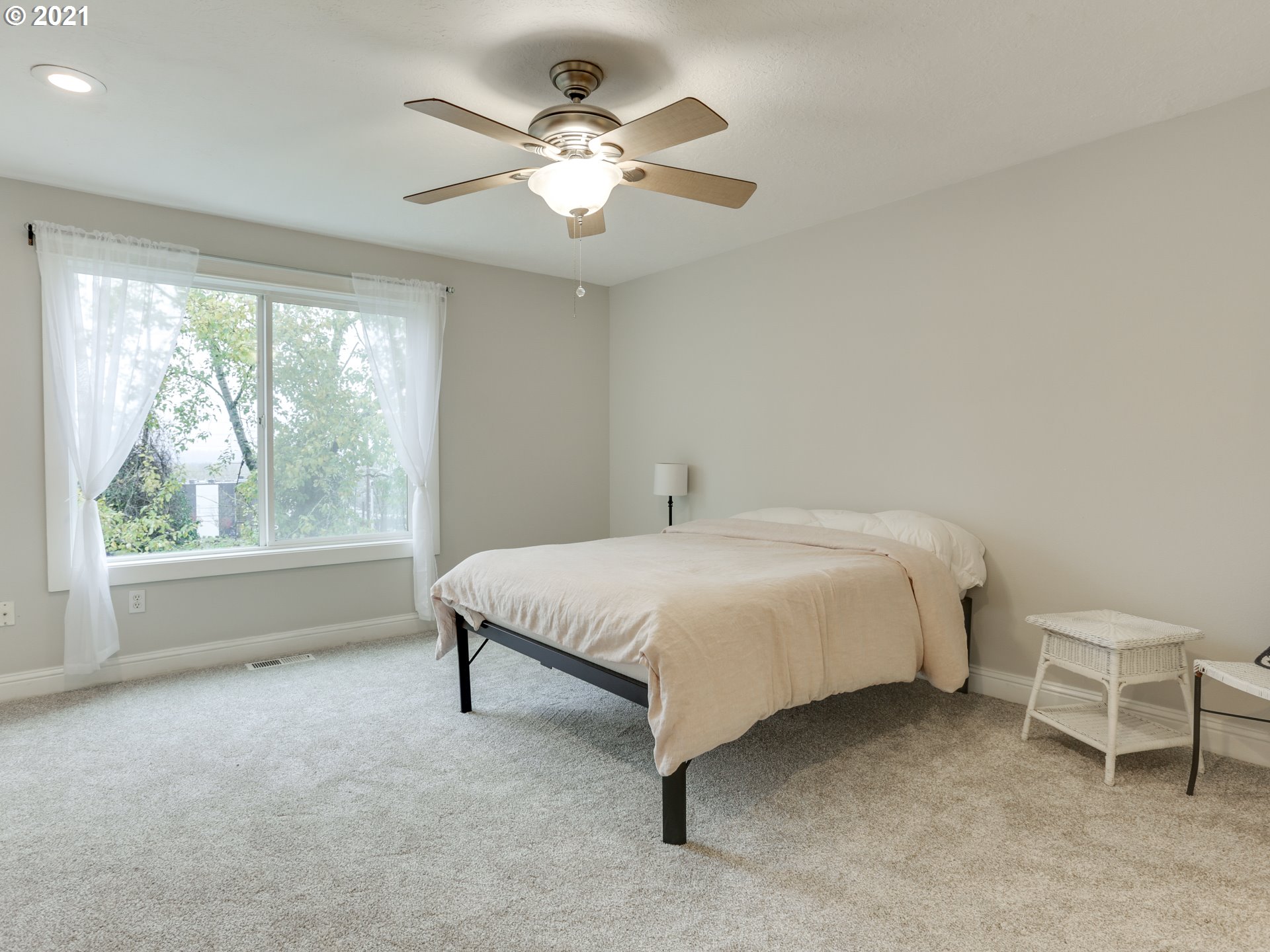 4808 Southwest View Point Terrace Portland, OR 97239 - Photo 17 of 31 Gallery Image 17